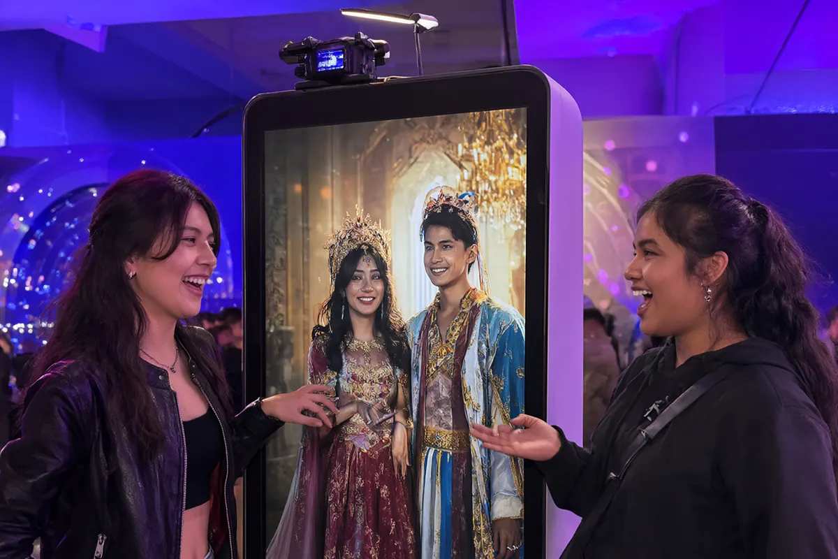 Dua tamu takjub melihat potret AI diri mereka sebagai bangsawan di layar kiosk photobooth