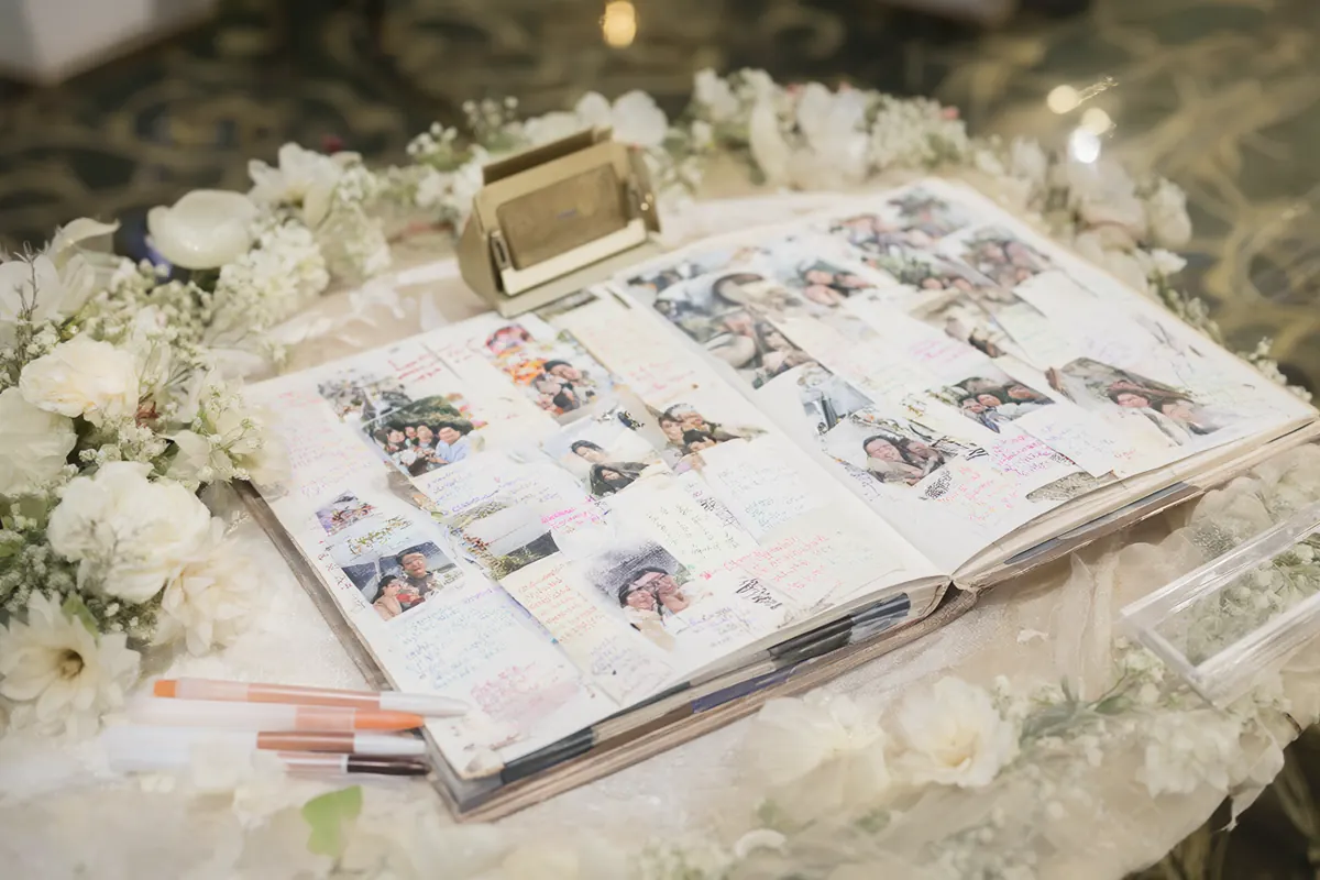Album tamu pernikahan berisi strip foto photobooth dan ucapan tulisan tangan