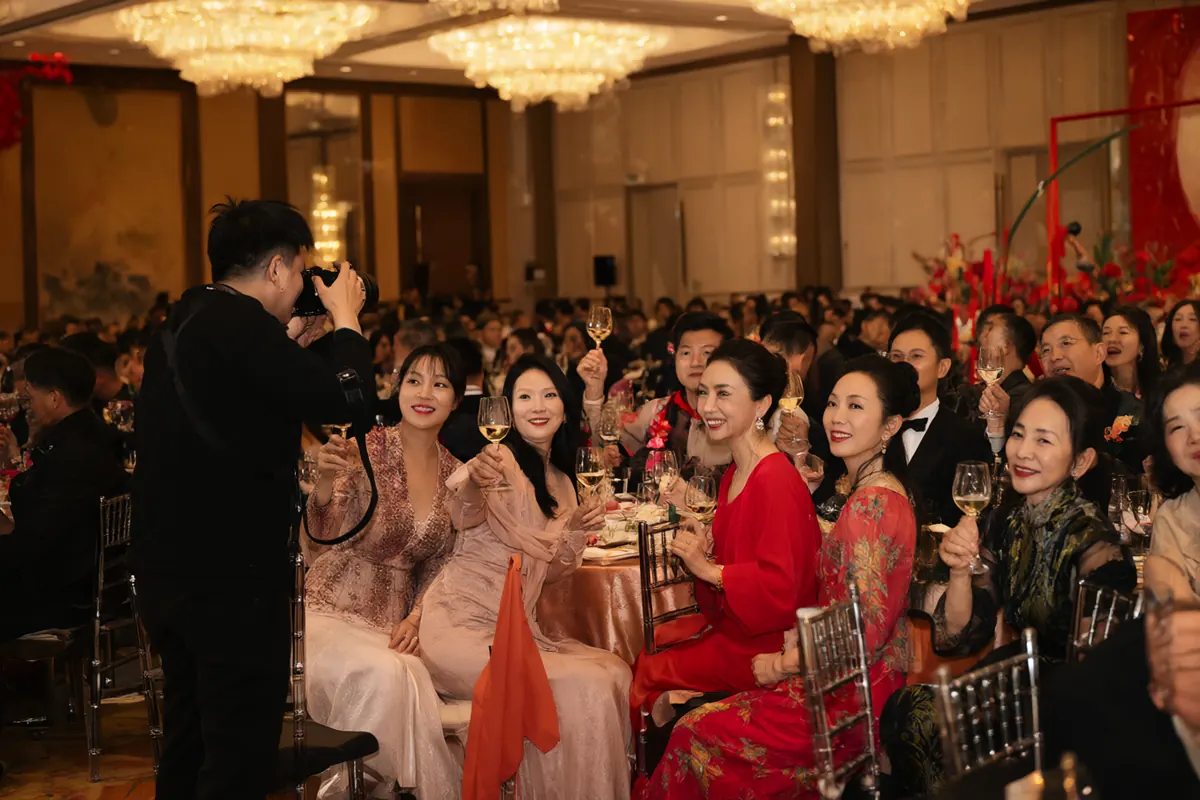 婚宴上，游走摄影师为圆桌旁就座的宾客拍照